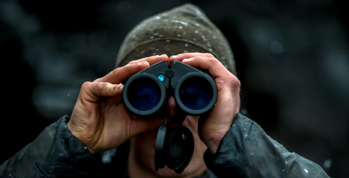 Ein Fernglas wird bei der Dämmerung eingesetzt