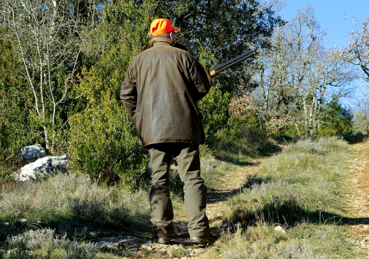 Jäger mit Jagdhose und Jacke auf der Pirsch