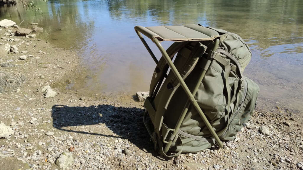 Der Petri Chair von Tatonka am Gewässer